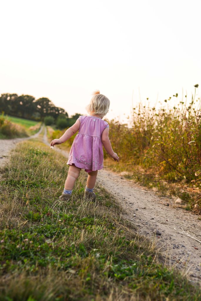Mädchen auf Feldweg beim Kinder-Shooting