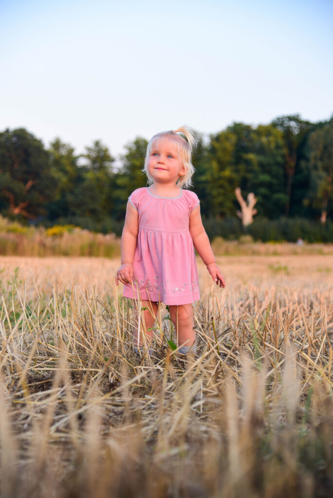 Mädchen auf Stoppelfeld beim Kinder-Shooting