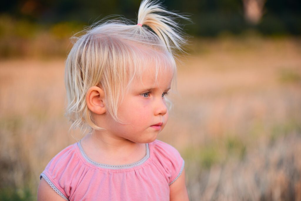 Mädchen Porträt auf Stoppelfeld beim Kinder-Shooting