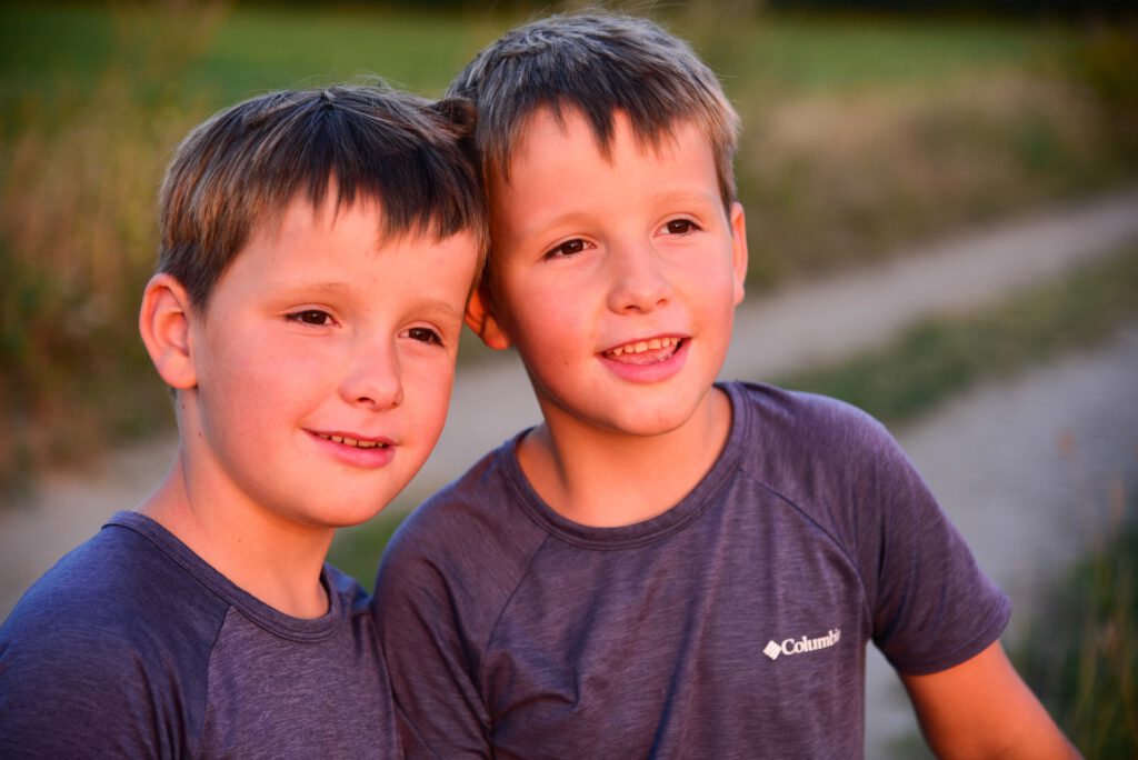 Zwillingsjungs im Abendlicht beim Kinder-Shooting