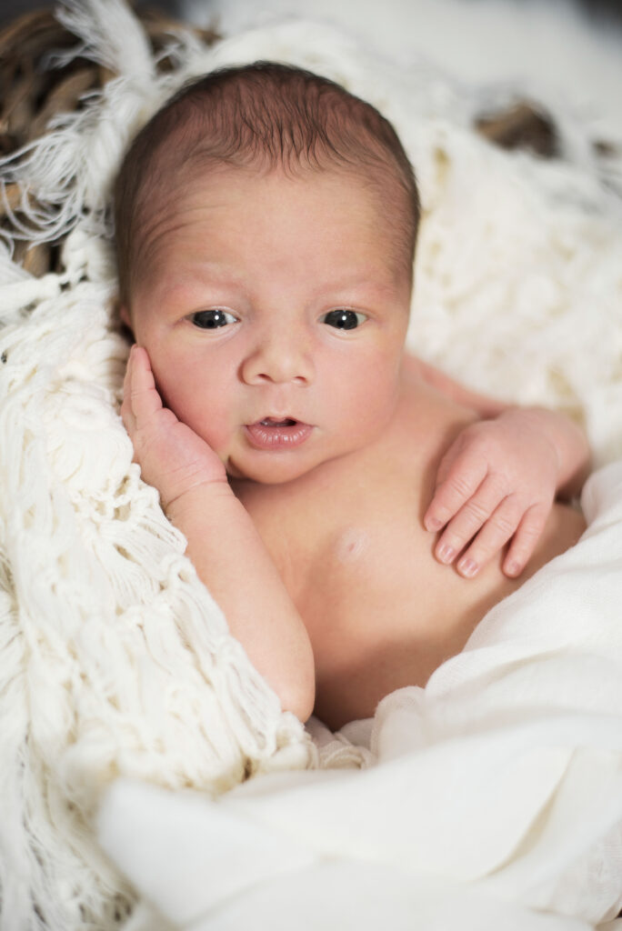 waches Baby beim Neugeborenen-Shooting von Lotta&Anton Familienfotografie
