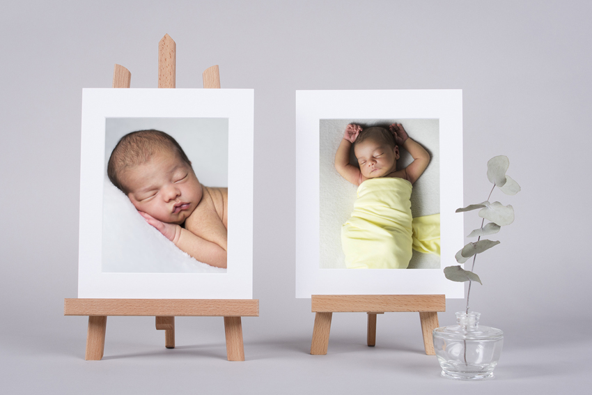 Bilder vom Neugeborenen-Shooting mit Passepartout auf Staffelei von Lotta&Anton Familienfotografie