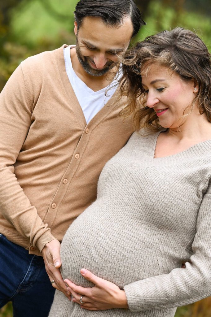 Schwangere mit Mann beim Babybauch-Shooting