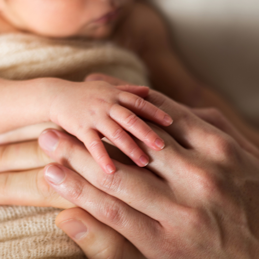 Babyhand beim Neugeborenen-Shooting