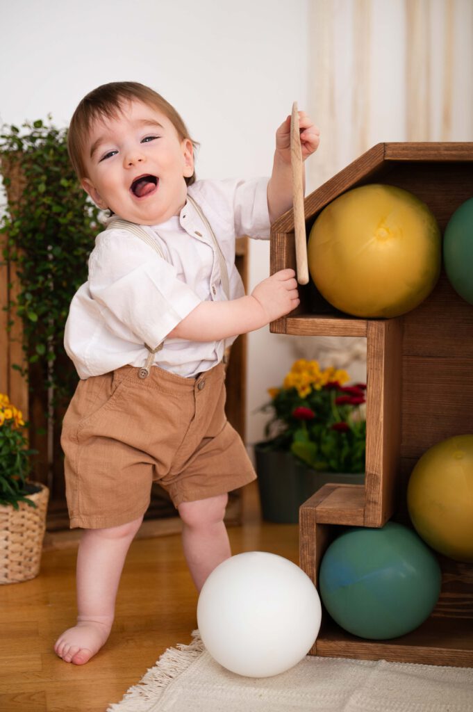 Portrait von kleinem Jungen beim Fotoshooting zum 1. Geburtstag