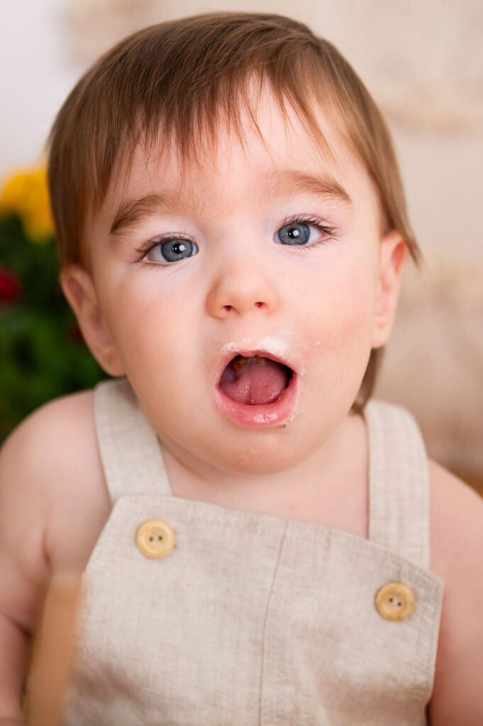 Kleiner Junge in Latzhose beim Cakesmash Shooting