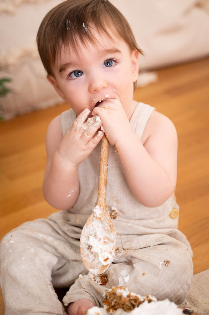 Kleiner Junge mit Kochlöffel und Torte beim Cakesmash Shooting
