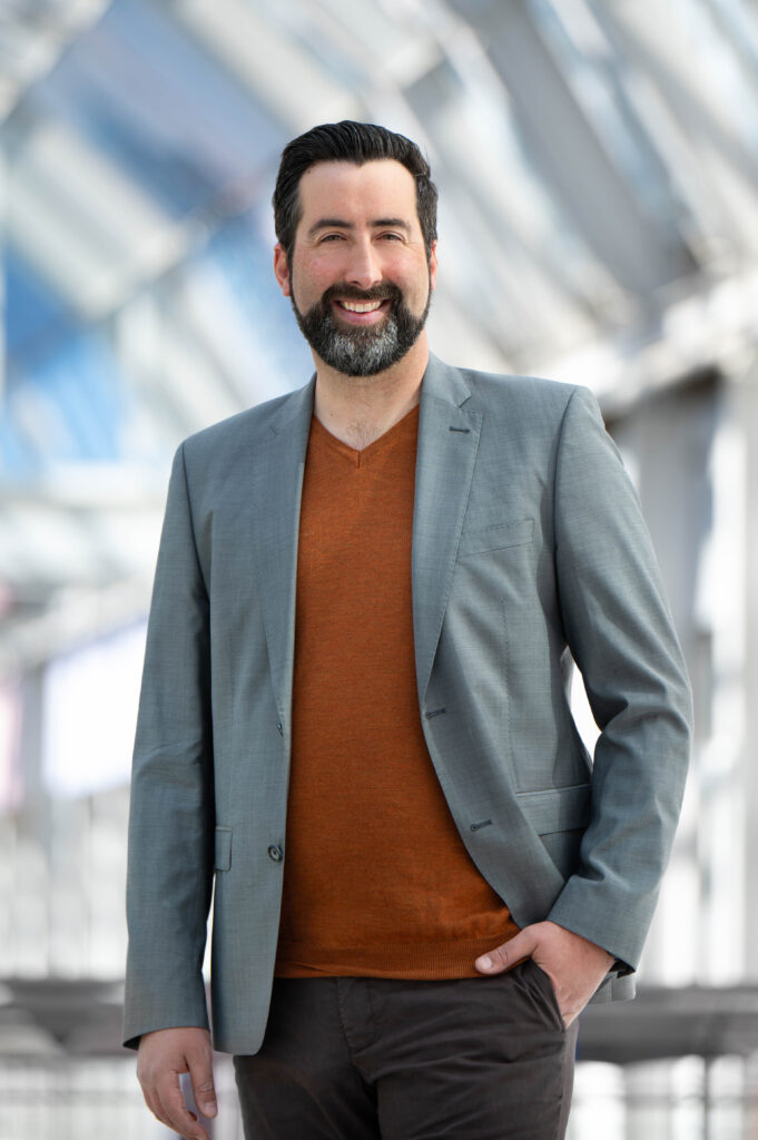 Mann vor Glasfassade beim Business-Shooting