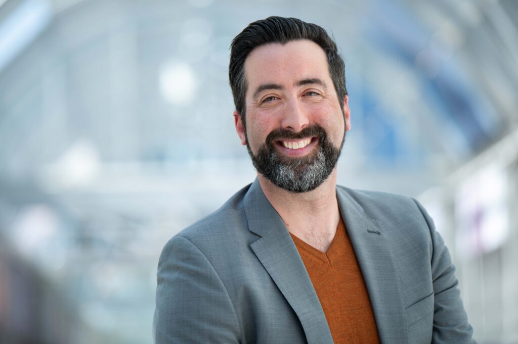 Mann vor Glasfassade beim Business-Shooting