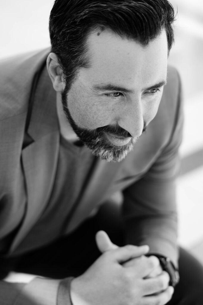 sitzender Mann von Oben aufgenommen beim Business-Shooting